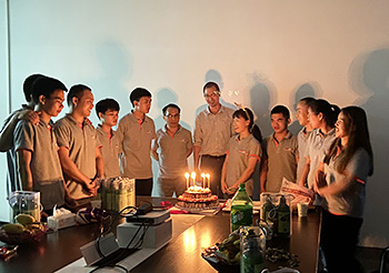  Superpack Departament Personel posiadał przyjęcie urodzinowe dla pracowników, którzy mieli ich urodziny w kwietniu